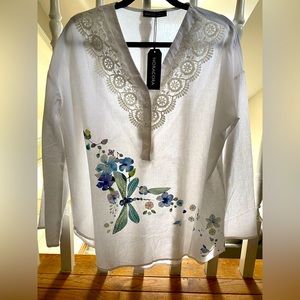 Light and airy tunic style top with lace collar